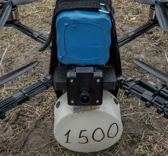 Дрон із прикріпленим до нього макетом вибухового пристрою з наповнювачем.