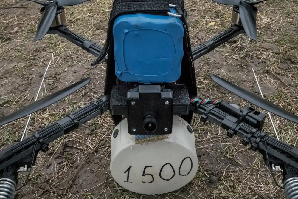 Дрон із прикріпленим до нього макетом вибухового пристрою з наповнювачем.