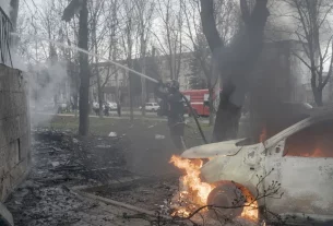 Пожежники працюють на місці удару російського безпілотника в Одесі. Фото: Служба надзвичайних ситуацій України в Одесі