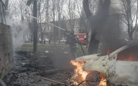 Пожежники працюють на місці удару російського безпілотника в Одесі. Фото: Служба надзвичайних ситуацій України в Одесі
