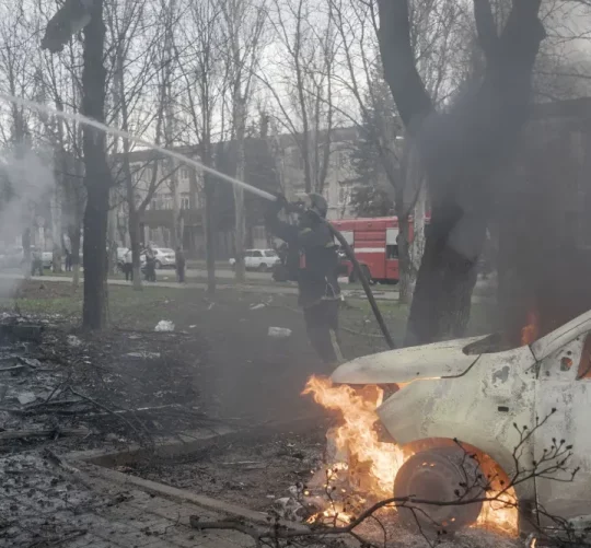 Пожежники працюють на місці удару російського безпілотника в Одесі. Фото: Служба надзвичайних ситуацій України в Одесі