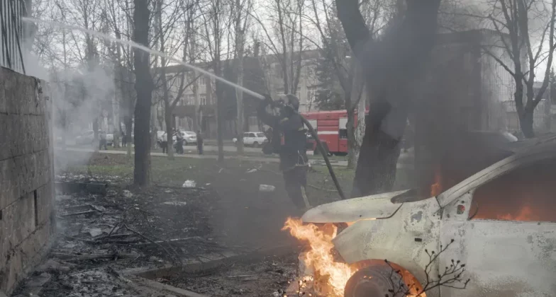 Пожежники працюють на місці удару російського безпілотника в Одесі. Фото: Служба надзвичайних ситуацій України в Одесі