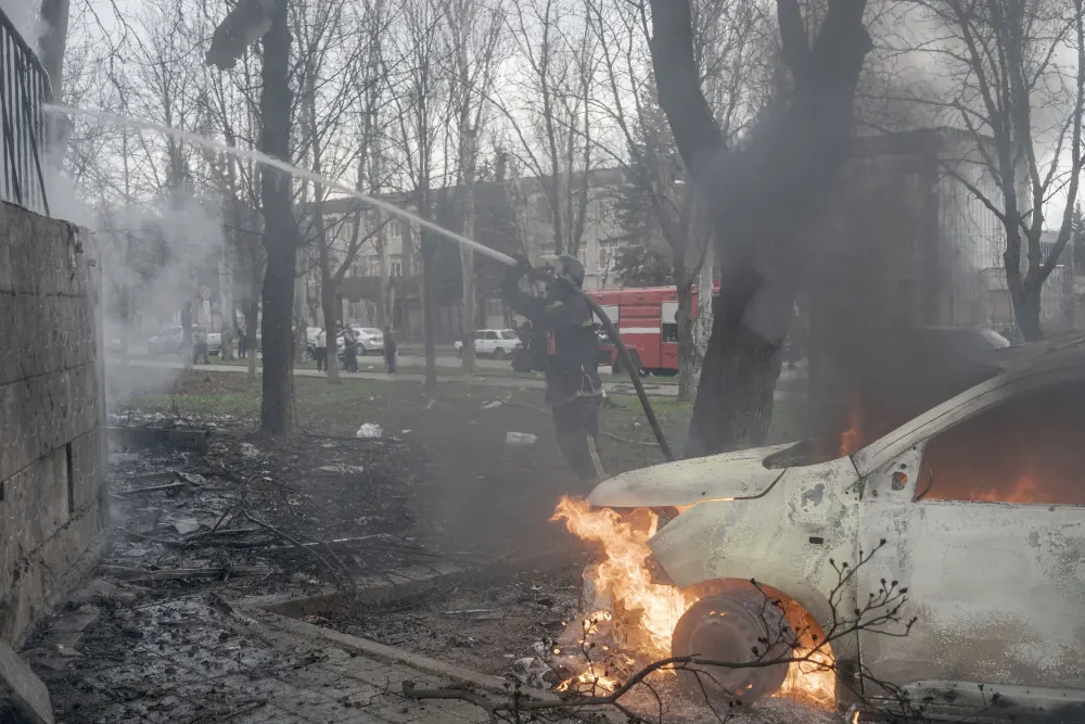 Пожежники працюють на місці удару російського безпілотника в Одесі. Фото: Служба надзвичайних ситуацій України в Одесі