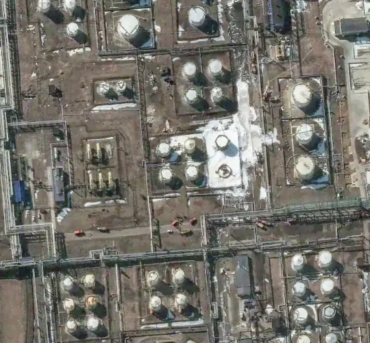 На супутниковому знімку видно пошкодження російського нафтопереробного заводу після нічного удару збройних сил України в ході російсько-українського конфлікту в Ярославлі, на північному сході від Москви, Росія