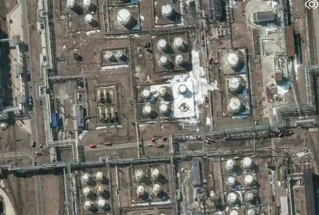 На супутниковому знімку видно пошкодження російського нафтопереробного заводу після нічного удару збройних сил України в ході російсько-українського конфлікту в Ярославлі, на північному сході від Москви, Росія