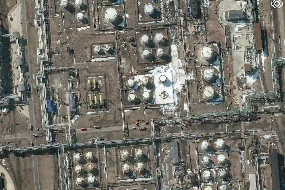 На супутниковому знімку видно пошкодження російського нафтопереробного заводу після нічного удару збройних сил України в ході російсько-українського конфлікту в Ярославлі, на північному сході від Москви, Росія