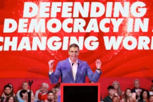 Педро Санчес виступає на саміті Глобальної прогресивної мобілізації в Барселоні, 18 квітня 2026 року