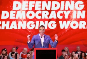 Педро Санчес виступає на саміті Глобальної прогресивної мобілізації в Барселоні, 18 квітня 2026 року