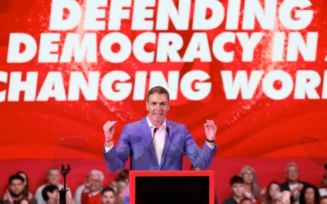 Педро Санчес виступає на саміті Глобальної прогресивної мобілізації в Барселоні, 18 квітня 2026 року