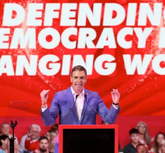 Педро Санчес виступає на саміті Глобальної прогресивної мобілізації в Барселоні, 18 квітня 2026 року