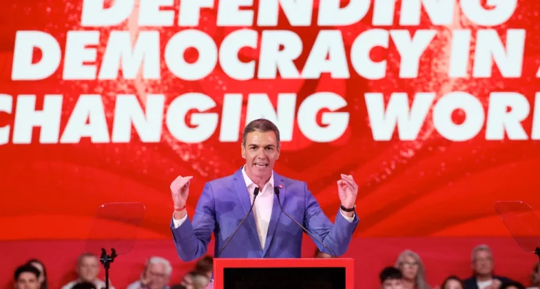 Педро Санчес виступає на саміті Глобальної прогресивної мобілізації в Барселоні, 18 квітня 2026 року