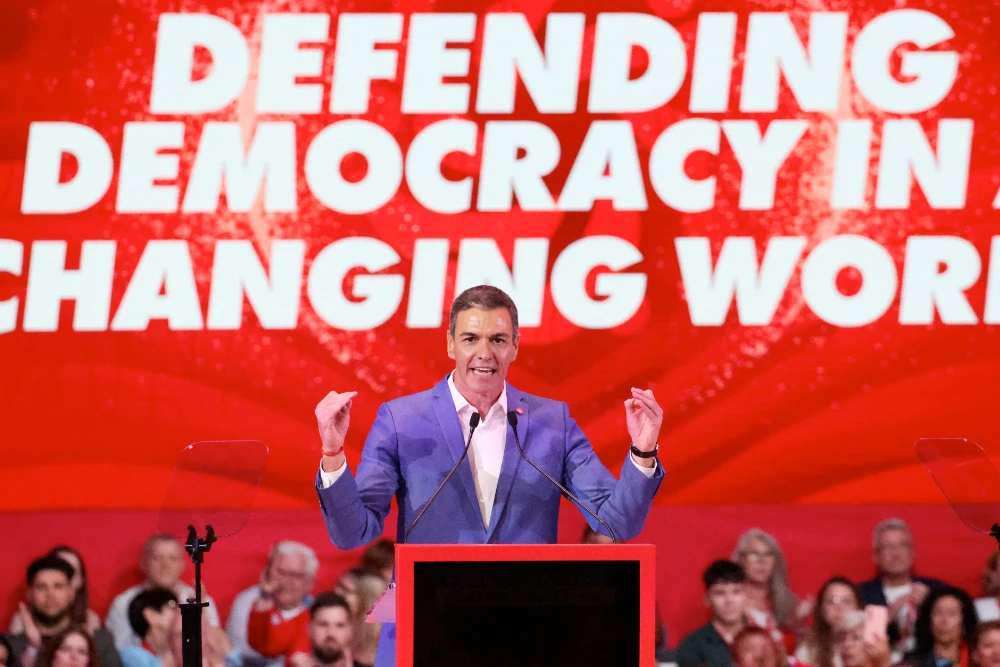 Педро Санчес виступає на саміті Глобальної прогресивної мобілізації в Барселоні, 18 квітня 2026 року