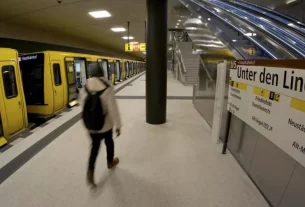 на станції метро «Унтер-ден-Лінден» у Берліні, Німеччина, 15 січня 2021 року