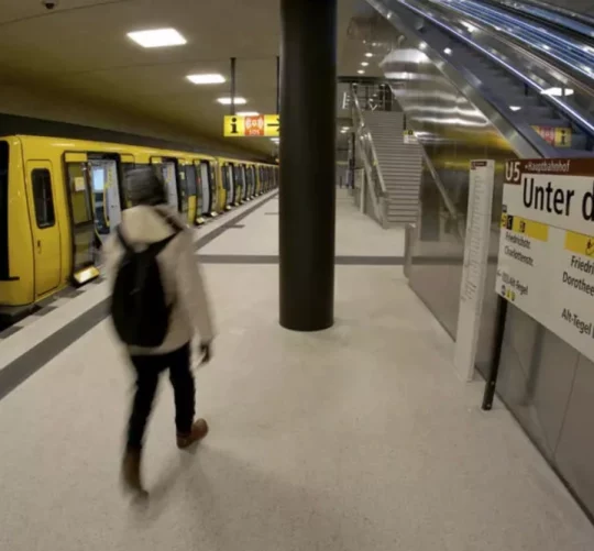 на станції метро «Унтер-ден-Лінден» у Берліні, Німеччина, 15 січня 2021 року