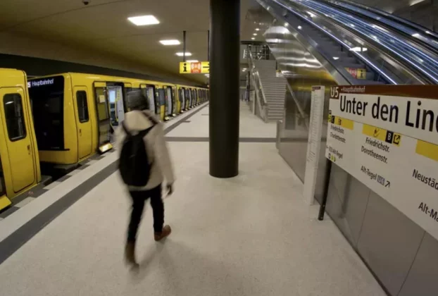 на станції метро «Унтер-ден-Лінден» у Берліні, Німеччина, 15 січня 2021 року
