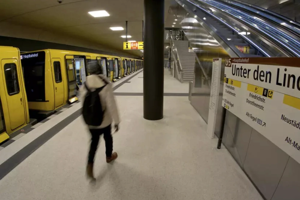 на станції метро «Унтер-ден-Лінден» у Берліні, Німеччина, 15 січня 2021 року