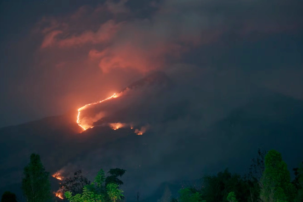 Лісова пожежа на горі Мербабу на острові Ява, Індонезія, у жовтні 2023 року, спричинена тривалим посушливим сезоном, що став наслідком явища Ель-Ніньо 2023/24 років.