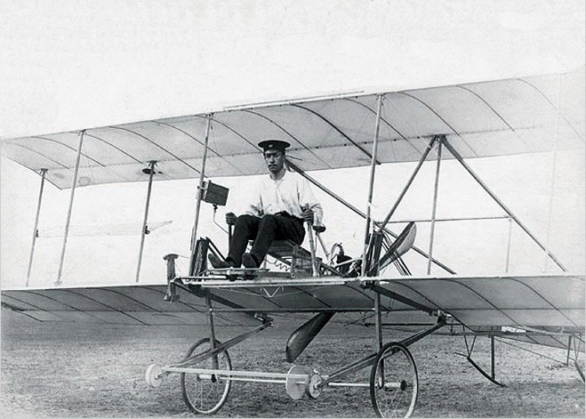 Сікорський на своєму першому біплані БІС-1.