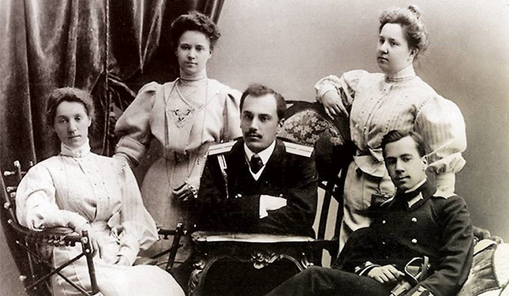 Ігор Сікорський з братом Сергієм і сестрами Ольгою, Лідією та Оленою