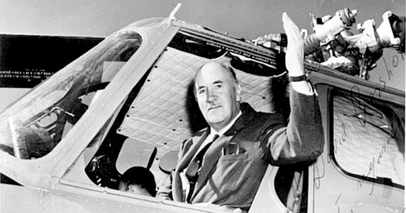 Ігор Сікорський у кабіні S-58