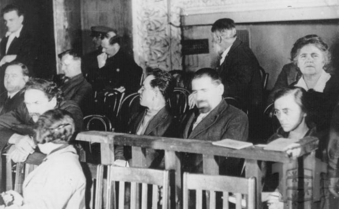 Людмила Старицька-Черняхівська (крайня праворуч) під час процесу СВУ. Харків, 1930 рік.