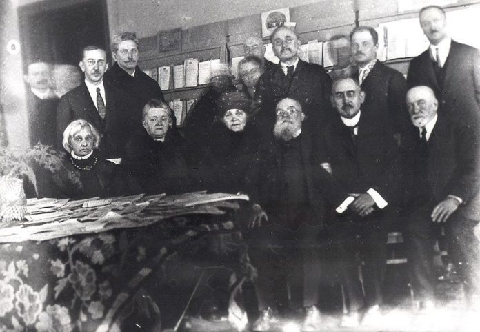 Людмила Старицька-Черняхівська (в центрі, поруч із Михайлом Грушевським) у залі Історичної секції ВУАН. 25 березня 1928 року. Фото з фондів Інституту рукопису НБУВ