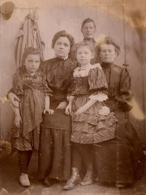 Людмила Старицька-Черняхівська з донькою Веронікою (ліворуч) та племінницею Іриною Стешенко (праворуч). 1906 рік