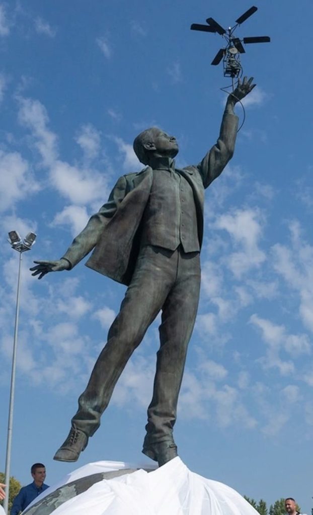 Пам'ятник Ігору Сікорському у Києві