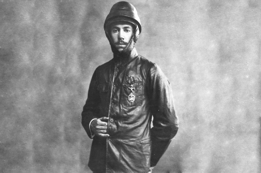 Сікорський у шкіряному льотному костюмі