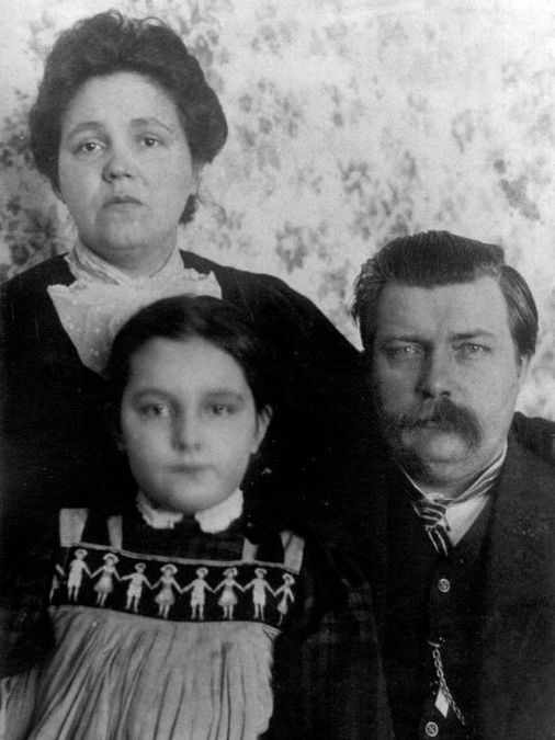 З чоловіком Олександром Черняхівським і донькою Веронікою. Фото з фондів Музею видатних діячів української культури