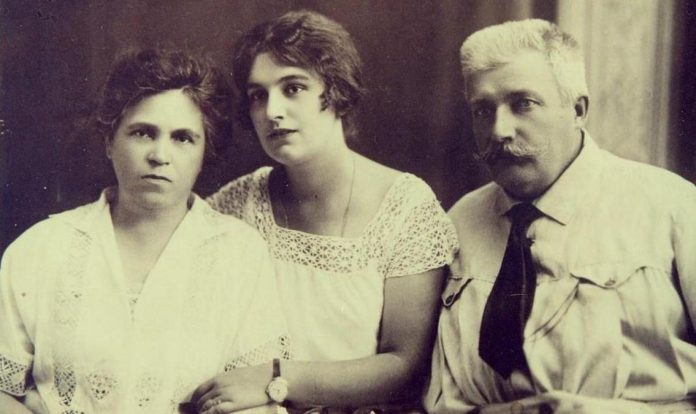 З донькою і чоловіком, 1925 рік. Фото memory.gov.ua