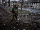 російський військовий з автоматом