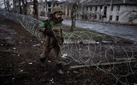 російський військовий з автоматом