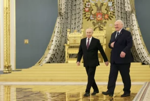 Володимир Путін та Олександр Лукашенко йдуть посміхаючись