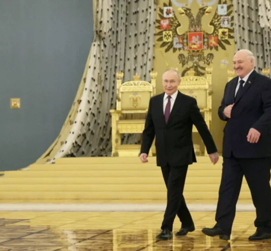 Володимир Путін та Олександр Лукашенко йдуть посміхаючись