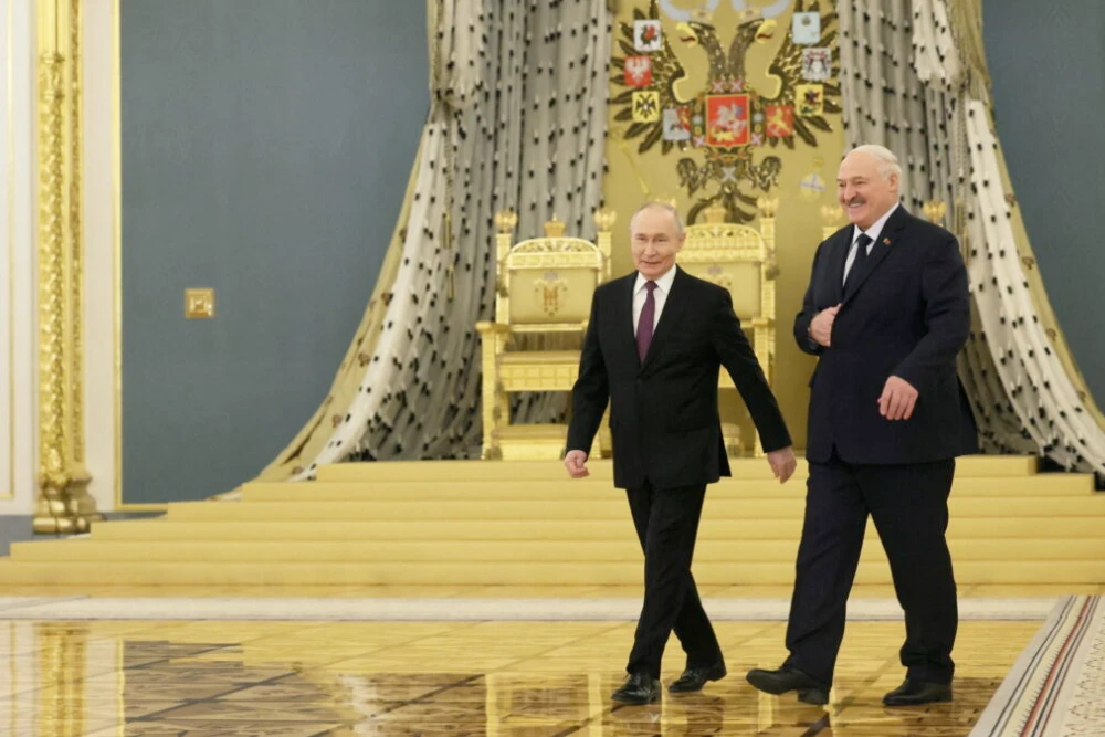 Володимир Путін та Олександр Лукашенко йдуть посміхаючись