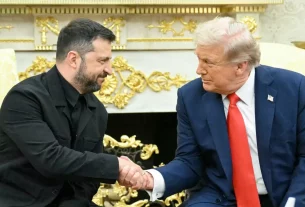 Володимир Зеленський та Дональд Трамп тиснуть один одному руки