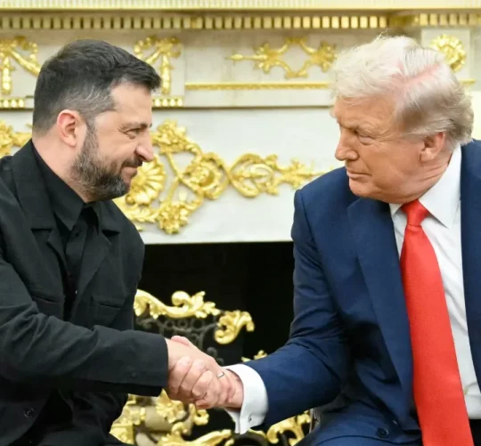 Володимир Зеленський та Дональд Трамп тиснуть один одному руки