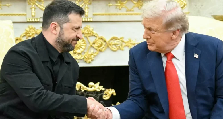 Володимир Зеленський та Дональд Трамп тиснуть один одному руки