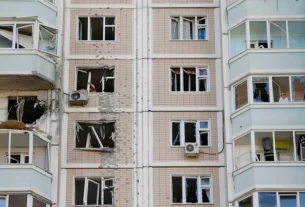 Пошкоджений житловий будинок після атаки українського дрона в ході конфлікту між Росією та Україною в Красногорську, Московська область, Росія, 17 травня 2026 року