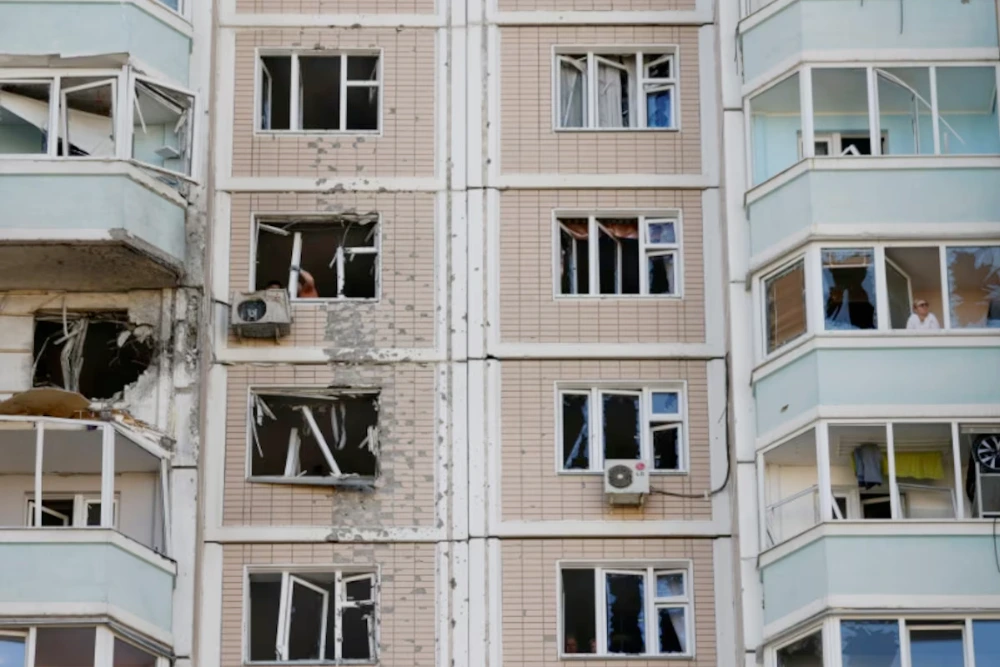 Пошкоджений житловий будинок після атаки українського дрона в ході конфлікту між Росією та Україною в Красногорську, Московська область, Росія, 17 травня 2026 року