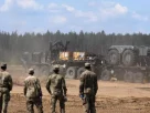 Безпілотні наземні транспортні засоби (UGV) армії США доставляються в район проведення випробувань НАТО нових технологій протидії безпілотникам на полігоні Пабраде, Литва, 15 травня 2026 року