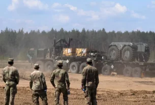 Безпілотні наземні транспортні засоби (UGV) армії США доставляються в район проведення випробувань НАТО нових технологій протидії безпілотникам на полігоні Пабраде, Литва, 15 травня 2026 року