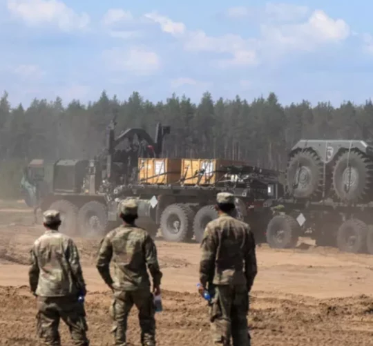 Безпілотні наземні транспортні засоби (UGV) армії США доставляються в район проведення випробувань НАТО нових технологій протидії безпілотникам на полігоні Пабраде, Литва, 15 травня 2026 року