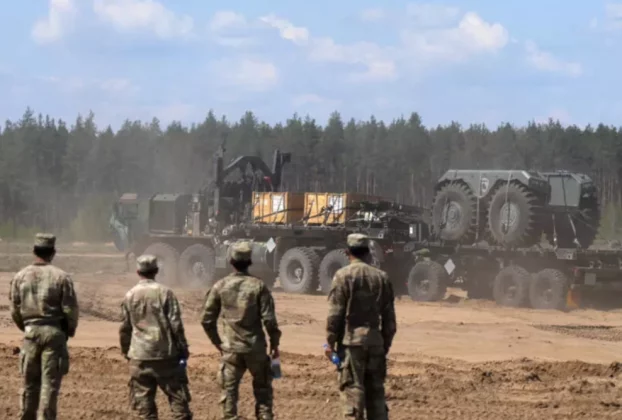 Безпілотні наземні транспортні засоби (UGV) армії США доставляються в район проведення випробувань НАТО нових технологій протидії безпілотникам на полігоні Пабраде, Литва, 15 травня 2026 року