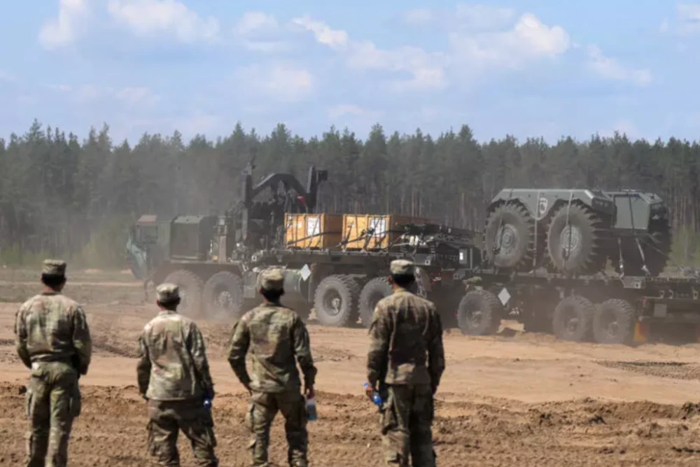 Безпілотні наземні транспортні засоби (UGV) армії США доставляються в район проведення випробувань НАТО нових технологій протидії безпілотникам на полігоні Пабраде, Литва, 15 травня 2026 року