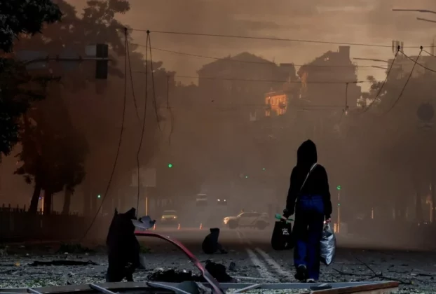 Наслідки нічного обстрілу Києва одна з вулиць після обстрілу