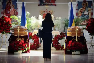 Труни Андрія Мельника та його дружини Софії Федак-Мельник у Києві, Україна, у п’ятницю.