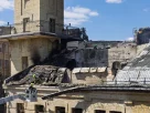 Рятувальники та медики працюють на даху Національного музею Чорнобиля, який зазнав значних пошкоджень внаслідок нічного російського авіаудару в Києві