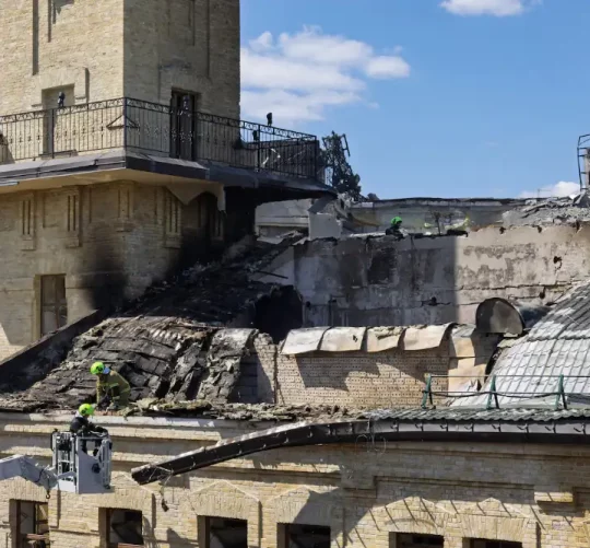 Рятувальники та медики працюють на даху Національного музею Чорнобиля, який зазнав значних пошкоджень внаслідок нічного російського авіаудару в Києві